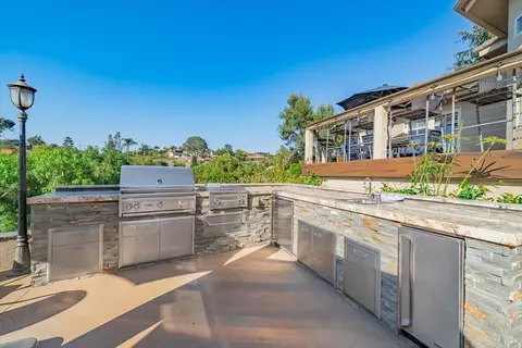 Kitchen - 1960 Elevado Rd, Vista, CA 92084 photo 5 of 5