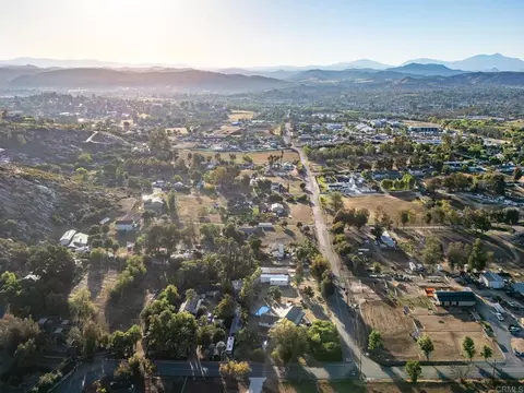 View/Area - 911 Davis St, Ramona, CA 92065 photo 9 of 25