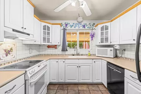 Kitchen - 911 Davis St, Ramona, CA 92065 photo 2 of 5