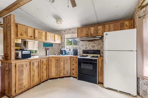 Kitchen - 911 Davis St, Ramona, CA 92065 photo 5 of 5