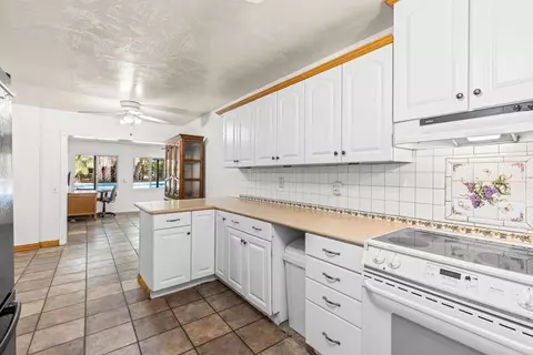 Kitchen - 911 Davis St, Ramona, CA 92065 photo 3 of 5
