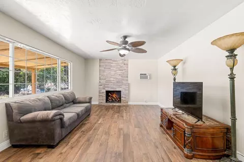 Living - 911 Davis St, Ramona, CA 92065 photo 1 of 4