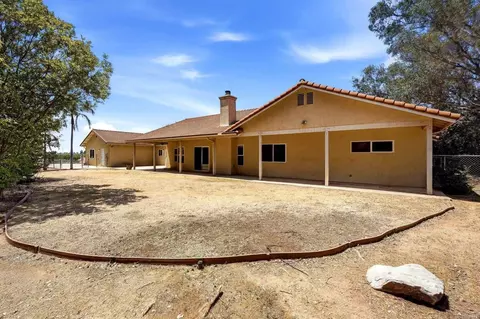 Exterior - 1534 Linda St, Fallbrook, CA 92028 photo 4 of 11