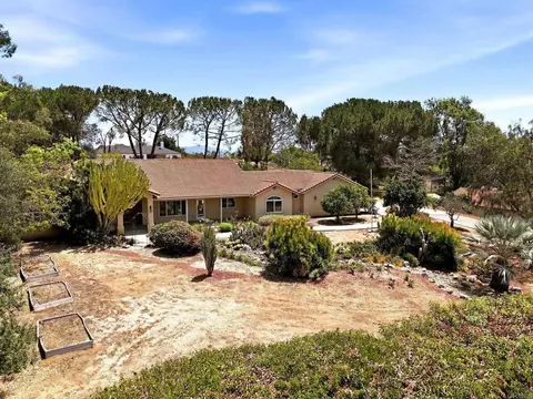 Exterior - 1534 Linda St, Fallbrook, CA 92028 photo 7 of 11