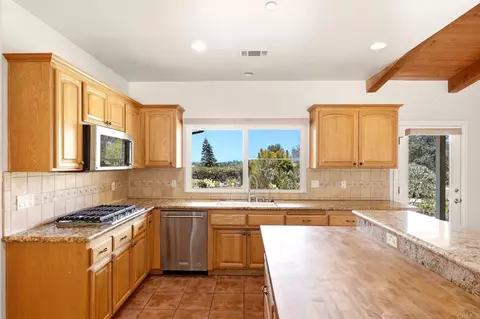 Kitchen - 1534 Linda St, Fallbrook, CA 92028 photo 7 of 9