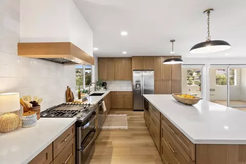 1140 Evergreen Ln, Vista, CA 92084