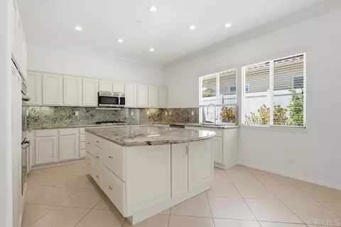 Kitchen - 672 Inverlochy Dr, Fallbrook, CA 92028 photo 3 of 6