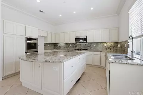 Kitchen - 672 Inverlochy Dr, Fallbrook, CA 92028 photo 4 of 6