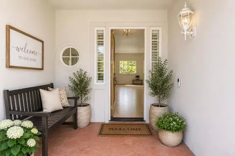 Entry Way - 672 Inverlochy Dr, Fallbrook, CA 92028 photo 2 of 5