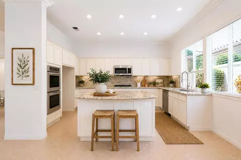 Kitchen - 672 Inverlochy Dr, Fallbrook, CA 92028 photo 2 of 6