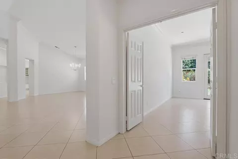 Entry Way - 672 Inverlochy Dr, Fallbrook, CA 92028 photo 3 of 5