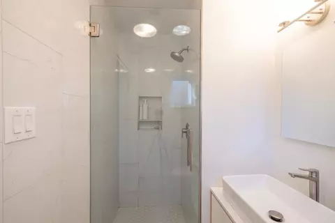 Bath - 2222 Crestline Dr, Oceanside, CA 92054 photo 2 of 5