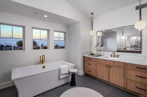 Bath - 828 Conestoga Ct, Encinitas, CA 92024 photo 4 of 8