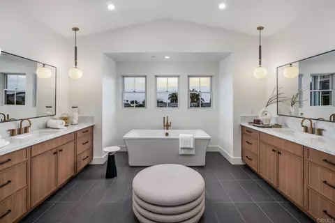 Bath - 828 Conestoga Ct, Encinitas, CA 92024 photo 3 of 8