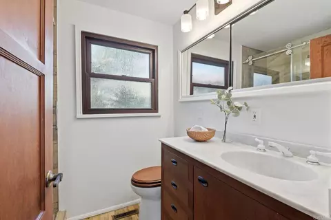 Bath - 258 Barbara Ave, Solana Beach, CA 92075 photo 1 of 2