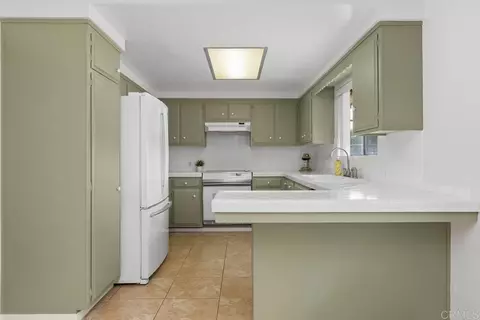 Kitchen - 1035 Knoll Park Ln, Fallbrook, CA 92028 photo 2 of 5