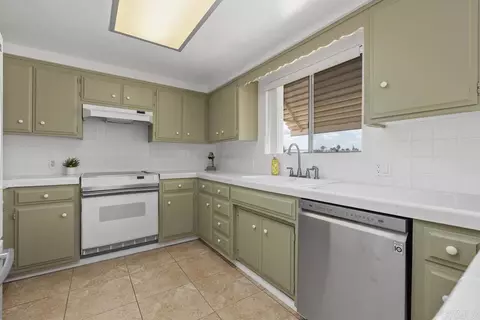 Kitchen - 1035 Knoll Park Ln, Fallbrook, CA 92028 photo 1 of 5