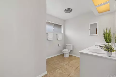 Bath - 1035 Knoll Park Ln, Fallbrook, CA 92028 photo 1 of 5