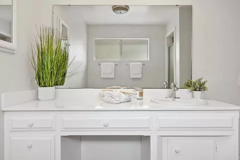 Bath - 1035 Knoll Park Ln, Fallbrook, CA 92028 photo 4 of 5