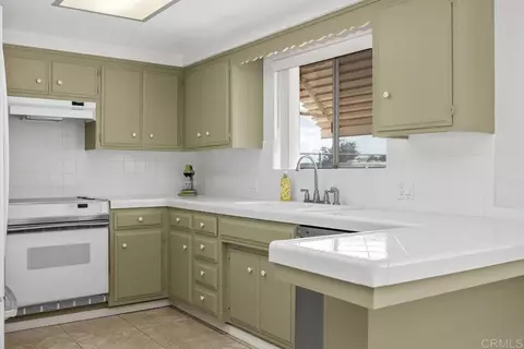 Kitchen - 1035 Knoll Park Ln, Fallbrook, CA 92028 photo 3 of 5