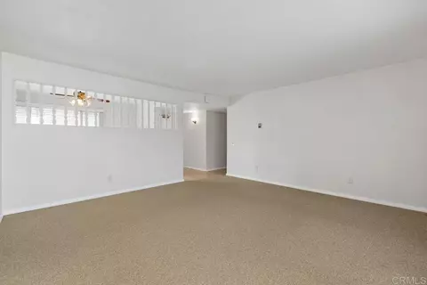 Living - 1035 Knoll Park Ln, Fallbrook, CA 92028 photo 2 of 8
