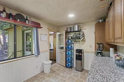 Kitchen - 1148 Saturn Way, Crestline, CA 92325 photo 4 of 6