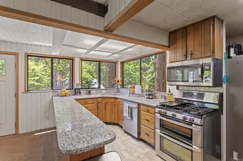 Kitchen - 1148 Saturn Way, Crestline, CA 92325 photo 2 of 6