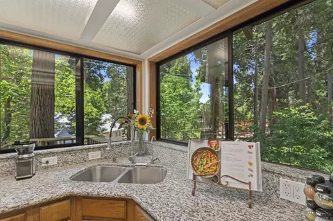Kitchen - 1148 Saturn Way, Crestline, CA 92325 photo 3 of 6