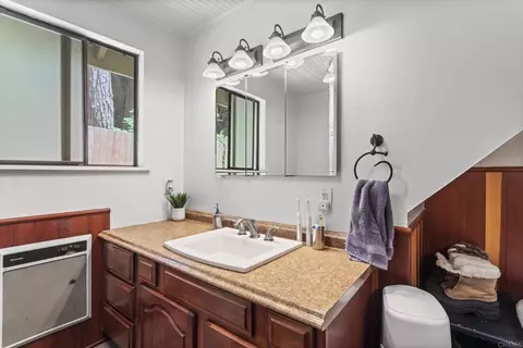 Bath - 1148 Saturn Way, Crestline, CA 92325 photo 2 of 3