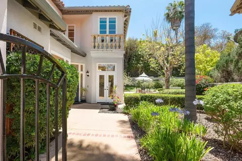 9618 Claiborne Sq, La Jolla, CA 92037