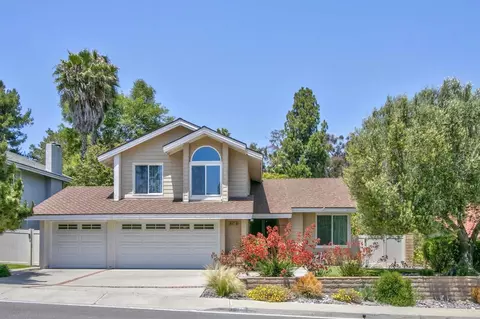 1140 Countrywood Ln, Vista, CA 92081