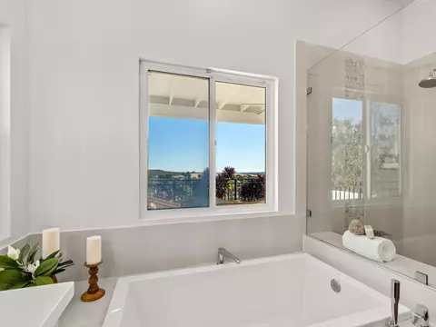 Bath - 5062 Nighthawk Way, Oceanside, CA 92056 photo 4 of 6