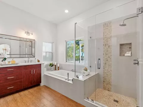 Bath - 5062 Nighthawk Way, Oceanside, CA 92056 photo 2 of 6