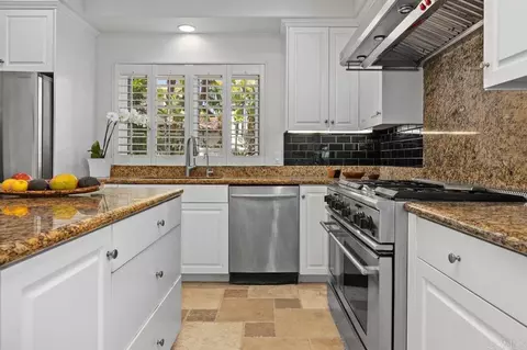 Kitchen - 213 Hillcrest Dr, Encinitas, CA 92024 photo 3 of 5
