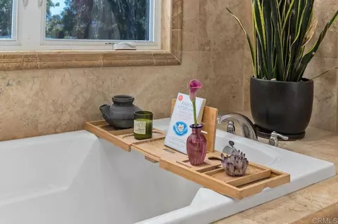 Bath - 213 Hillcrest Dr, Encinitas, CA 92024 photo 2 of 5