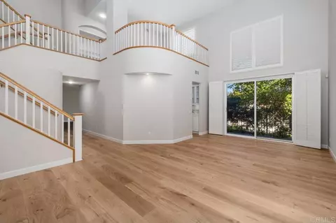 Living - 6085 Hillpointe Row, La Jolla, CA 92037 photo 2 of 4