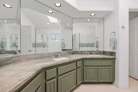 Bath - 4976 Lamia Way, Oceanside, CA 92056 photo 3 of 4