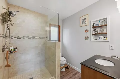 Bath - 637 Sparta Dr, Encinitas, CA 92024 photo 5 of 6