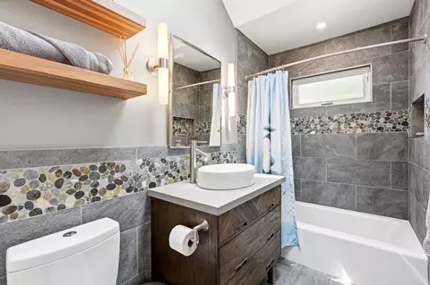 Bath - 637 Sparta Dr, Encinitas, CA 92024 photo 2 of 6