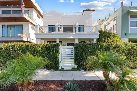 Exterior - 208 S Pacific St, Oceanside, CA 92054 photo 1 of 5