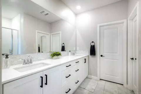 Bath - 2510 Cheyne Way, Oceanside, CA 92056 photo 1 of 4