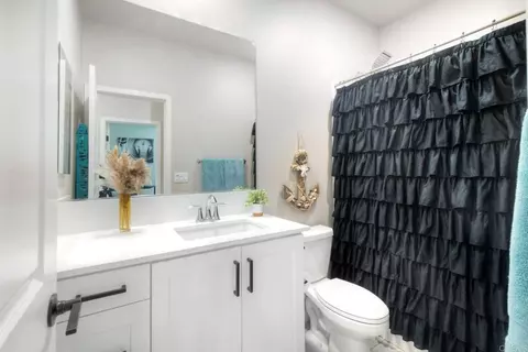 Bath - 2510 Cheyne Way, Oceanside, CA 92056 photo 3 of 4