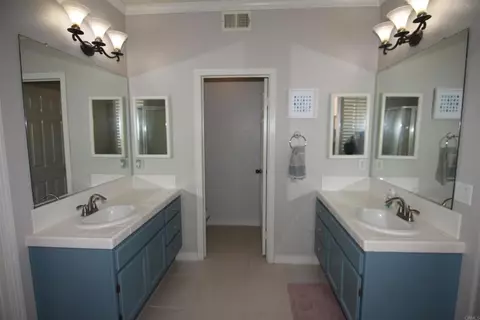 Bath - 445 Poets Sq, Fallbrook, CA 92028 photo 1 of 2
