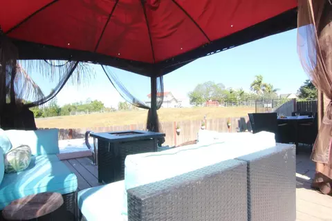 Exterior - 445 Poets Sq, Fallbrook, CA 92028 photo 6 of 7