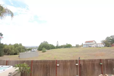 Exterior - 445 Poets Sq, Fallbrook, CA 92028 photo 7 of 7
