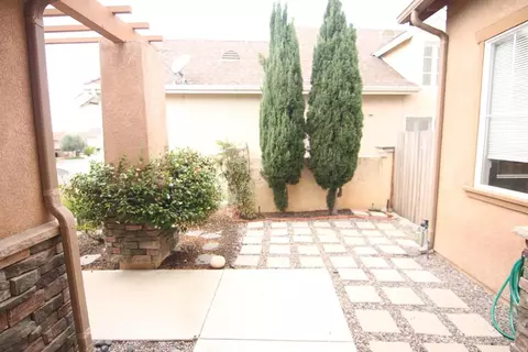 Exterior - 445 Poets Sq, Fallbrook, CA 92028 photo 2 of 7