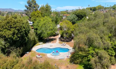 1143 Cypress Dr, Vista, CA 92084