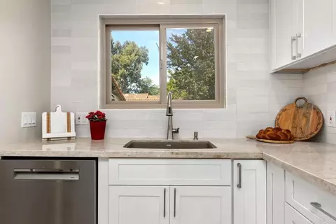 Kitchen - 1809 Pleasantdale Dr, Encinitas, CA 92024 photo 3 of 11