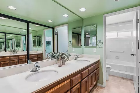 Bath - 917 Intrepid Ct, Del Mar, CA 92014 photo 2 of 3