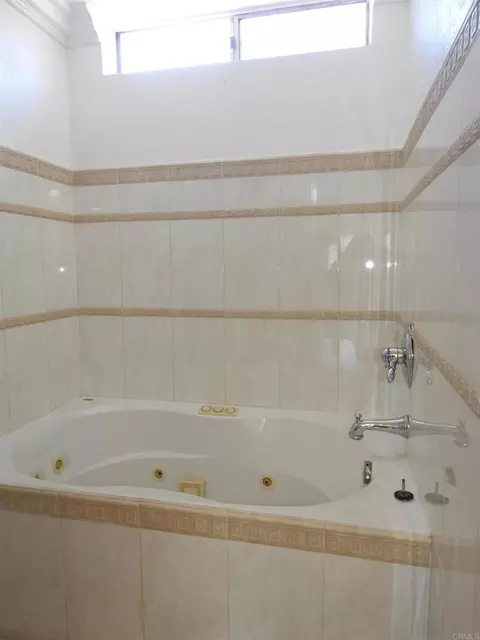 Bath - 3660 King St, La Mesa, CA 91941 photo 4 of 4